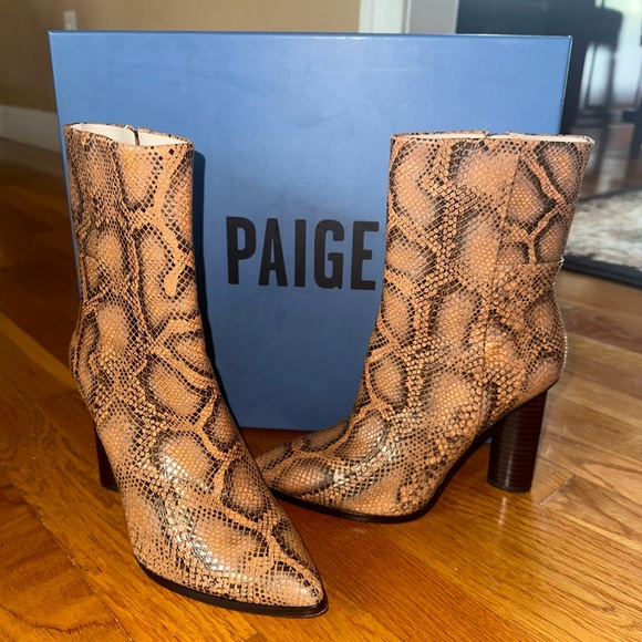 PAIGE Kaylee Snakeskin Boot NWT SIZE 7 - Picture 1 of 3
